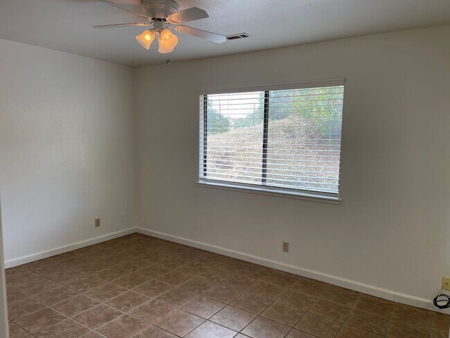 Building Photo - Fresh & Clean 3br with views
