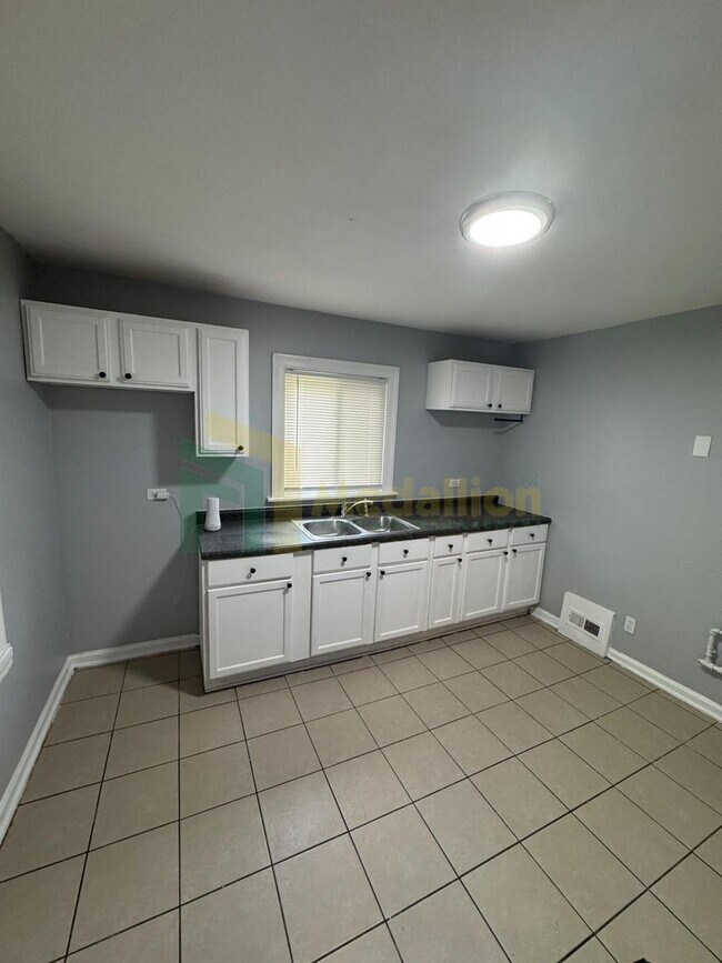 Building Photo - Stylish 4BR/2BA Home with Modern Updates & Finished Basement ( Near 124TH & LaSalle)