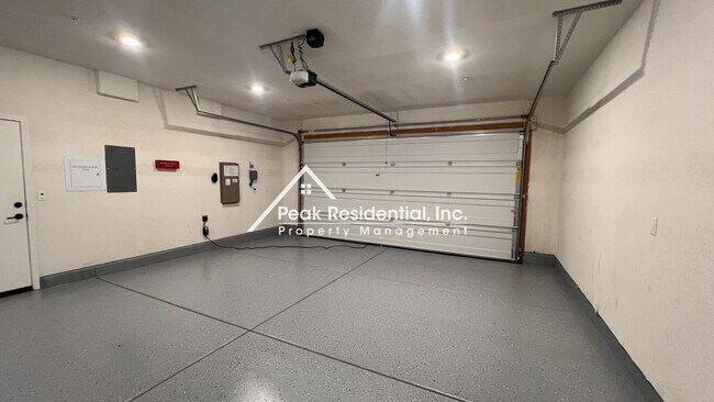 Building Photo - Still looks new. 4-bedroom home in North N...