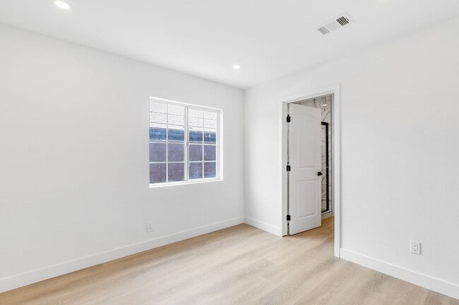 Building Photo - Fully Remodeled 4-Bed 2-Bath Home in Prime...