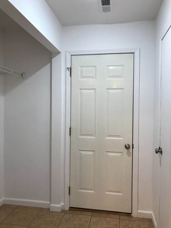 Building Photo - Wonderful 3 Bedroom 2 Bath Ranch