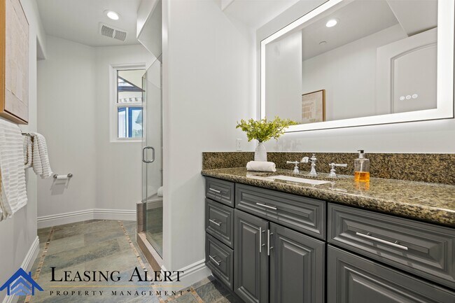 Building Photo - 5011 Hayvenhurst Ave