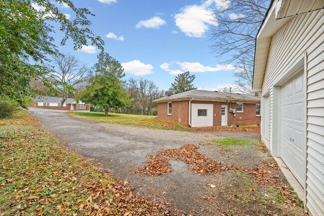 Building Photo - 3 Bedroom Pet Friendly Home For Rent!