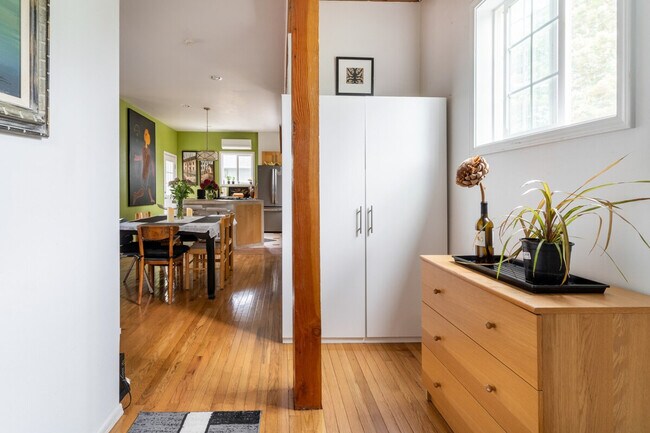 Building Photo - 938 21st Ave