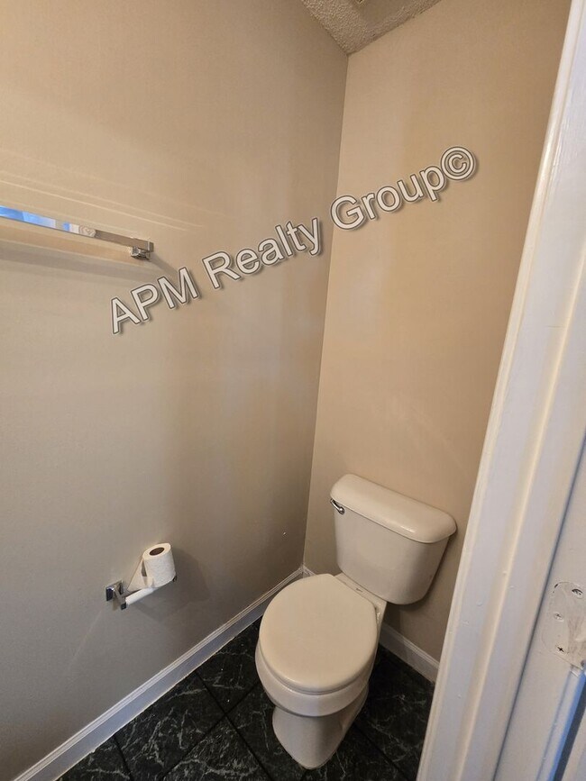 Building Photo - Spacious three bedroom home in the Northeast