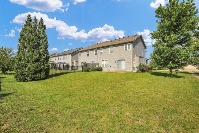 Building Photo - Updated 3 Bedroom Townhome in SW Champaign - Available 06/01/2026