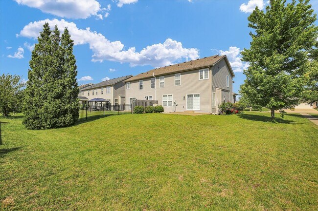 Building Photo - Updated 3 Bedroom Townhome in SW Champaign - Available 07/01/2026