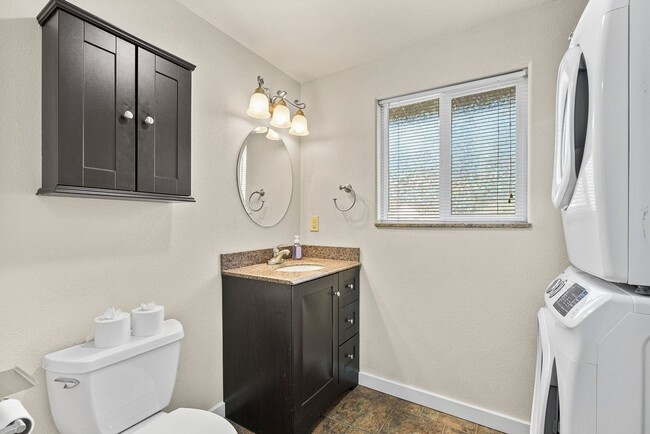 Building Photo - Charming 3-Bed Lakewood Home | Fully Updat...