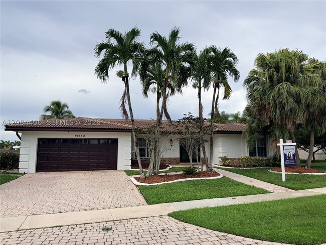Building Photo - 16643 Golfview Dr