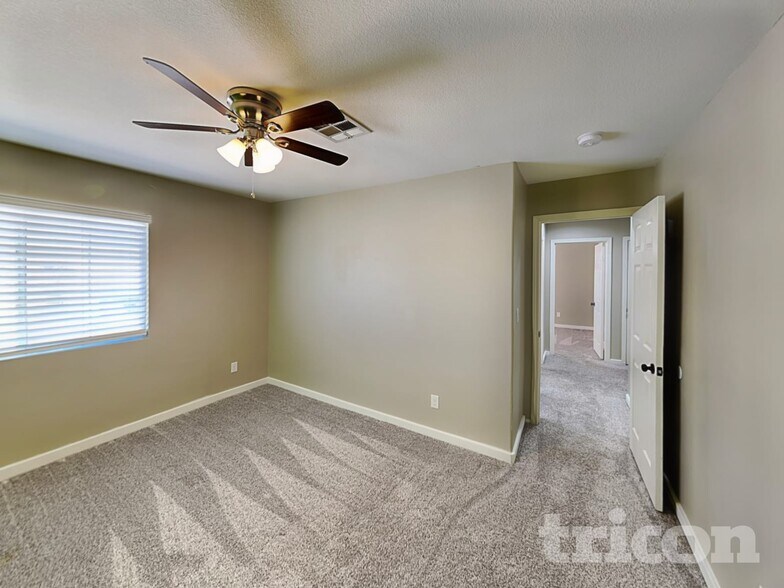 Building Photo - 409 W Azure Ave