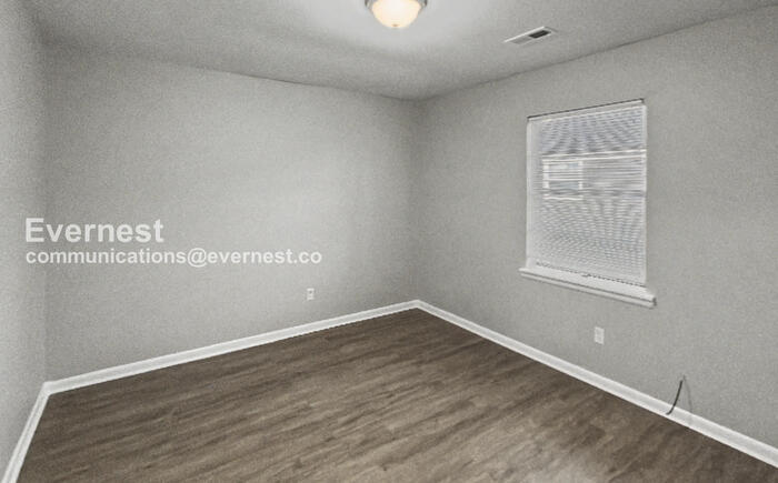 Building Photo - 1024 4th Ave W