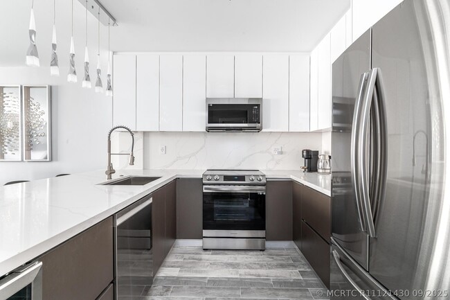 Building Photo - 3725 S Ocean Dr