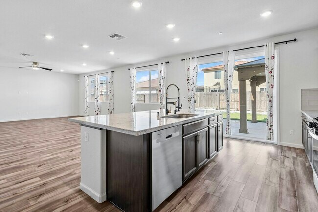 Building Photo - 1835 Shima Ave