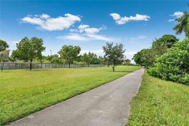 Building Photo - 9340 Fontainebleau Blvd