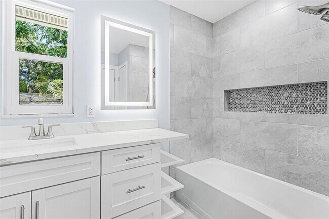 Building Photo - 716 Sarabay Rd