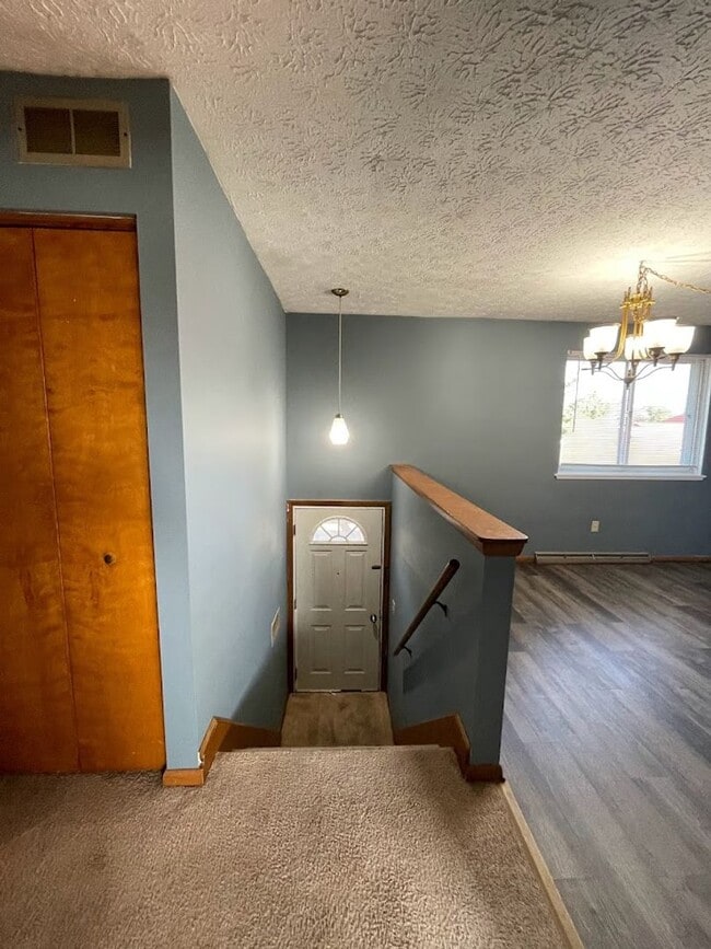 Building Photo - Two bedroom one bathroom apartment for rent