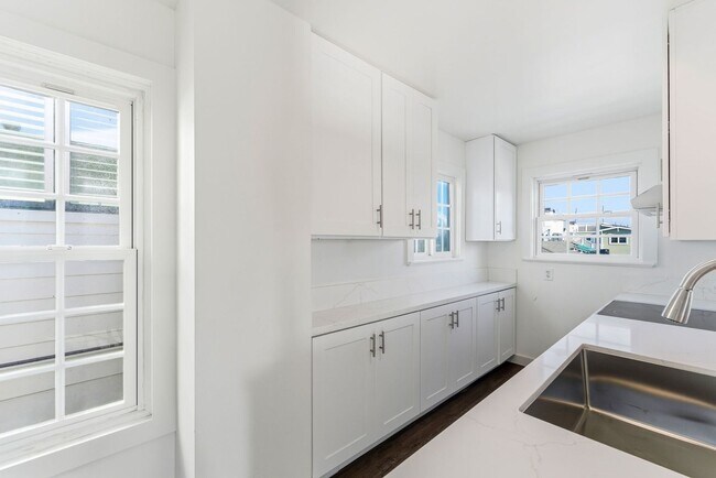 Building Photo - Prime Peninsula Living – 2BR/2BA Walk to Everything