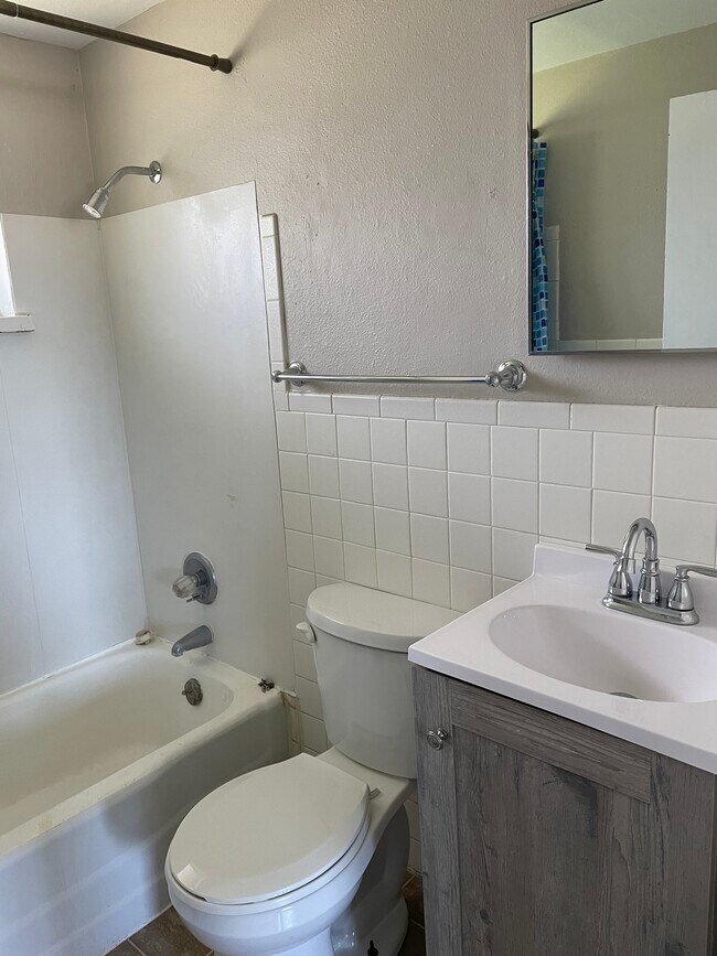 Bathroom - 131 E Nowlin St