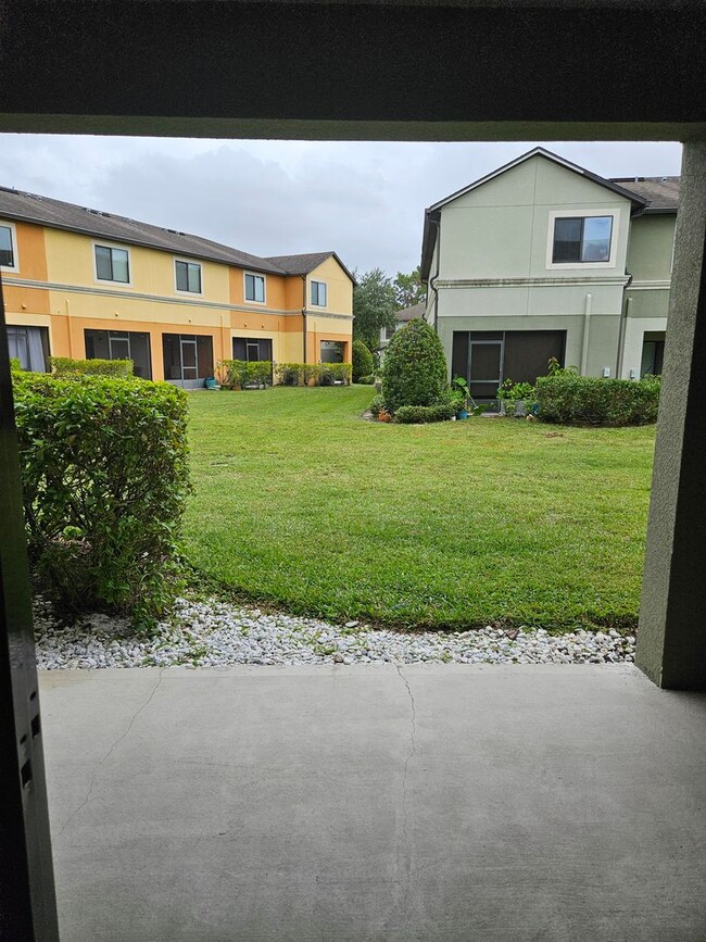 Building Photo - 2 bedroom 2 1/2 bathroom town home Windsor...