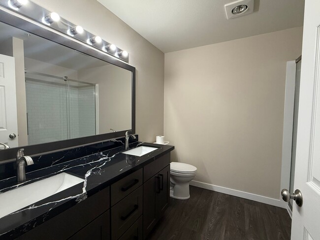 Building Photo - Move-In Ready! Renovated Modern 2BD/1BTH E...