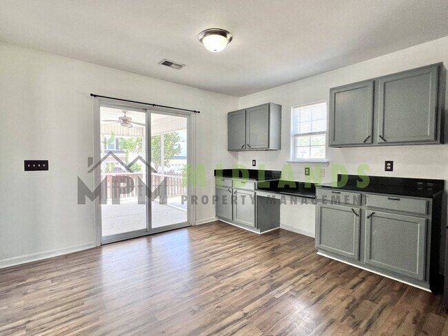 Building Photo - 492 Denman Loop