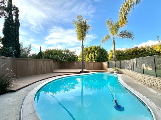 Building Photo - Elegant 3BR/2.5BA Home with Sparkling Pool!