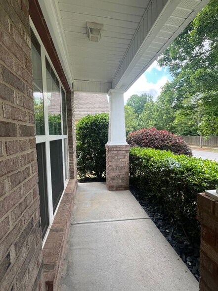 Building Photo - 2501 Southhaven Ln