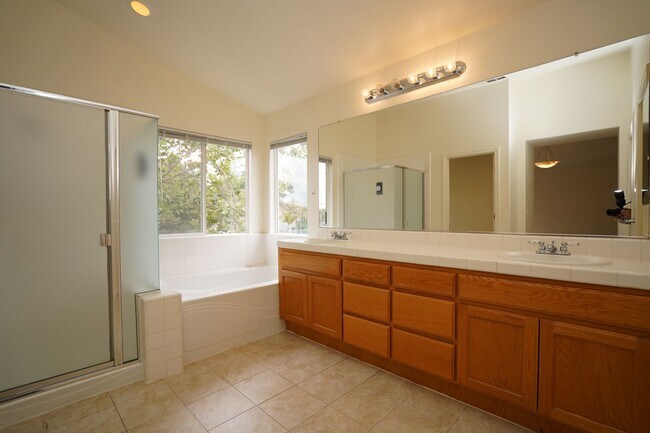 Building Photo - Spacious Home in Excellent Location!