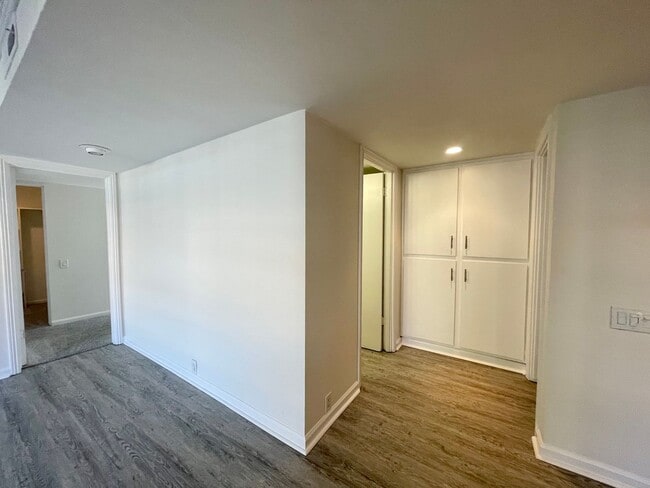 Building Photo - AVAILABLE NOW!!! 2 Bedroom 2 Bathroom Remo...