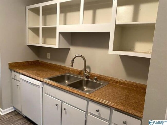 Building Photo - 2018 Hobbs Rd SE