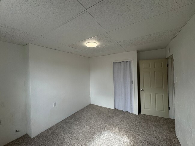 Building Photo - AVAILABLE NOW!! 5 BED 1 BATH SINGLE FAMILY HOME!