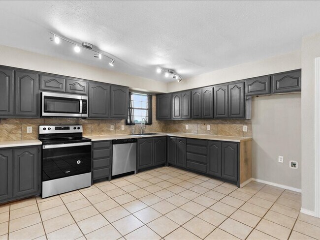 Building Photo - 9395 Green Springs Cir