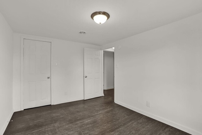 Building Photo - 569 Pleasant St