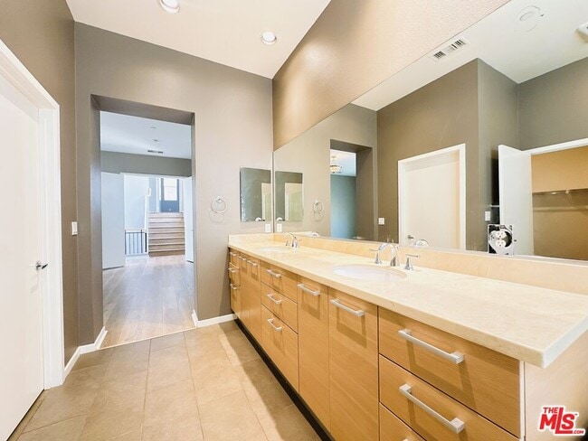 Building Photo - 6581 S Seabluff Dr