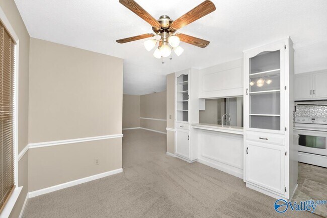 Building Photo - 2048 Woodlawn Dr SW