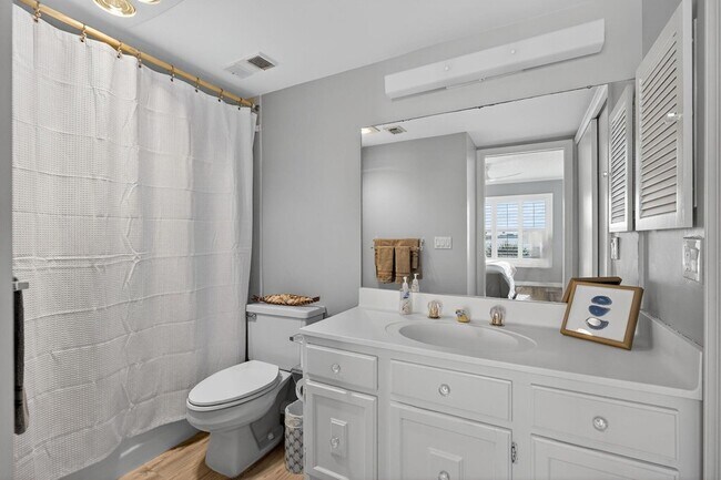 Building Photo - 390 NE Edgewater Dr