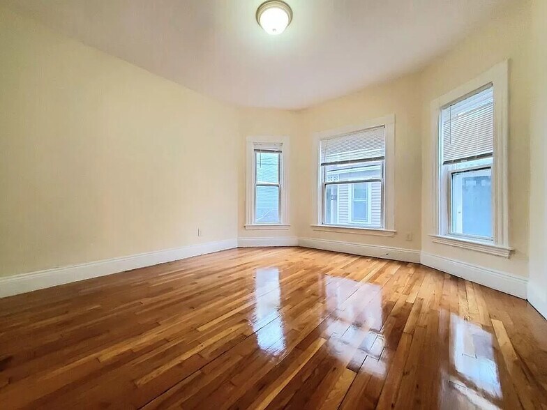 Building Photo - 120 Beacon St