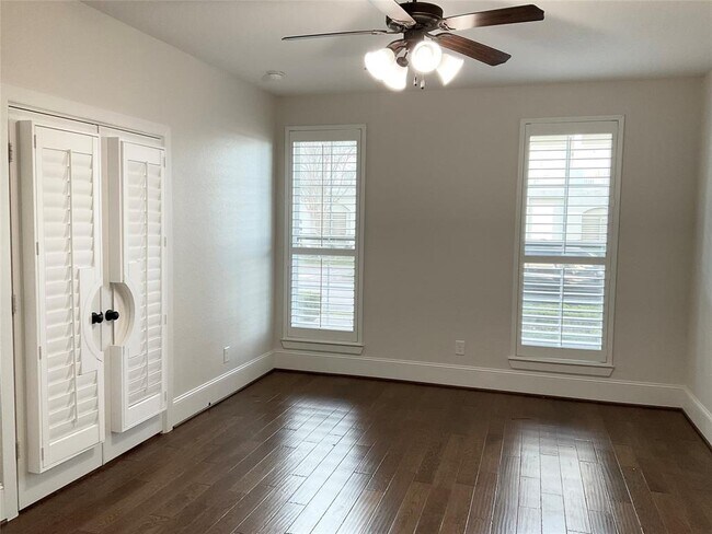 Building Photo - 170 W Breezy Way