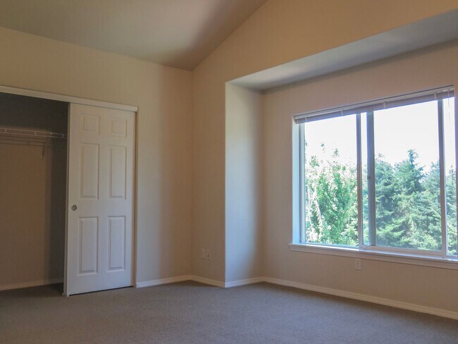 Building Photo - !!!! West Linn Townhome Available 3 Bedroo...