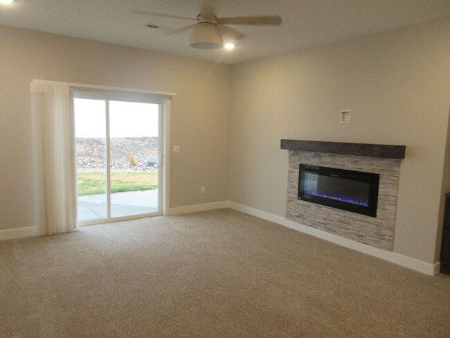 Building Photo - 3 bed 2.5 bath - Single Family Home in Crescent Hills