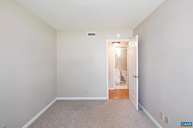 Building Photo - 1223 Villa Ln