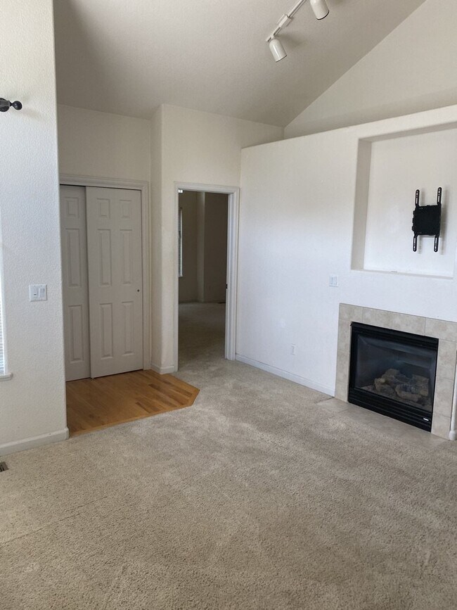 Building Photo - AVAILABLE SEPTEMBER! Charming Townhome in ...