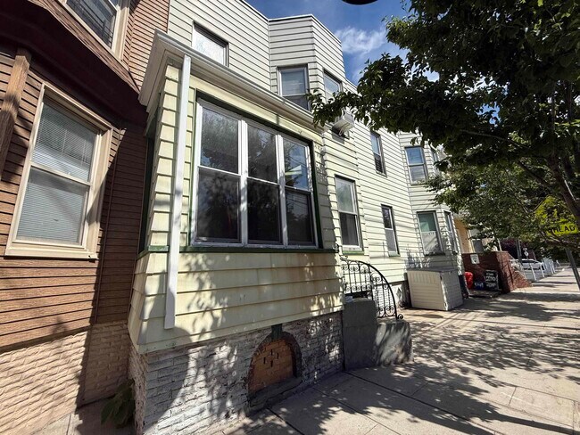 Building Photo - 2305 Kerrigan Ave