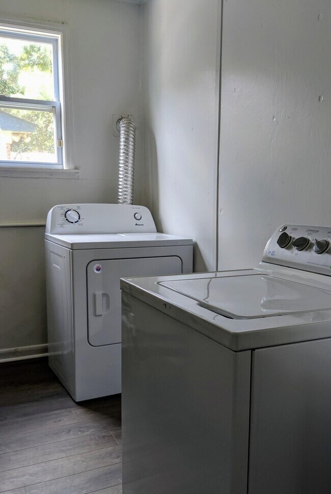 Building Photo - 806 Essex Dr