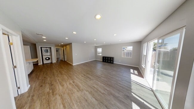 Building Photo - Large Property w/ 2 Kitchens!!