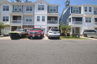 Building Photo - Contemporary 4bd/3.5ba in excellent location