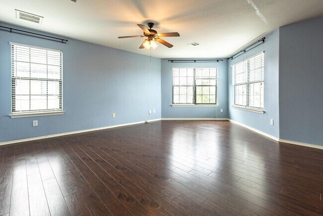 Building Photo - 211 Rim Rock Dr