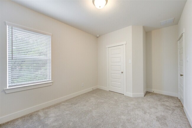 Building Photo - 16032 Mason Run Dr
