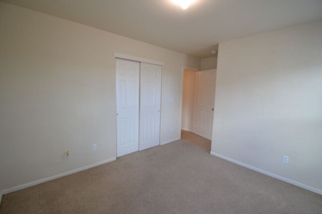 Building Photo - 3 Bedroom Townhome Available Now!