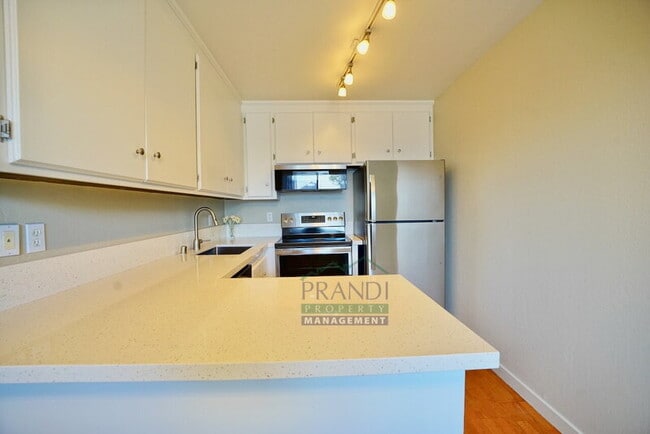 Building Photo - 575 Larkspur Plaza Dr